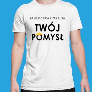 Na obrazku przedstawiony jest biała koszulka na niebieskim tle - koszulki BHP Proresult