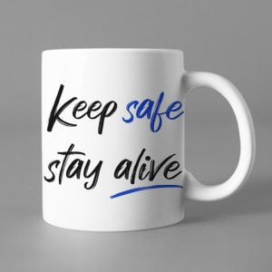 Na obrazku przedstawiony jest biały ceramiczny kubek z napisem "Keep safe stay alive" - Kubki BHP Proresult