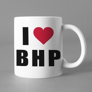 Na obrazku jest przedstawiony biały ceramiczny kubek z napisem " Kocham BHP" - Dzień bezpieczeństwa BHP Proresult