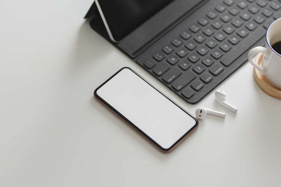 Biurko na którym leży telefon komórkowy oraz klawiatura z tabletem - TYDZIEŃ BEZPIECZEŃSTWA ONLINE W DOBIE PANDEMII Proresult