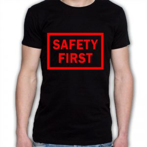 Na obrazku przedstawiona jest czarna koszulka z czerwonym napisem "safety first" - Prezent BHP Proresult