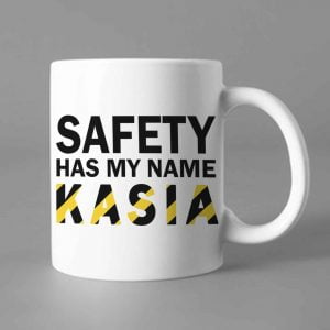Na obrazku jest przedstawiony biały ceramiczny kubek z nadrukiem " SAFETY HAS MY NAME" - Gadżety BHP Proresult