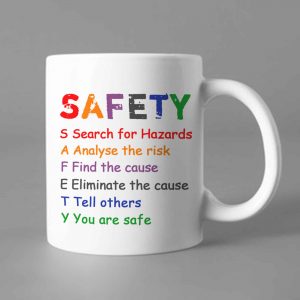 Na obrazku przedstawiony jest biały ceramiczny kubek safety letters - Konkurs BHP Proresult