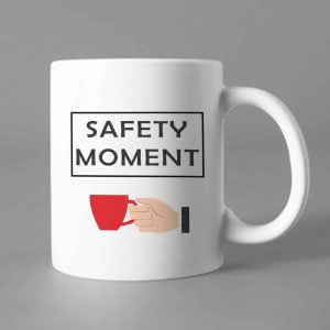 Na obrazku przedstawiony jest biały ceramiczny kubek z czarnym nadrukiem "SAFETY MOMENT" - Kubki BHP Proresult