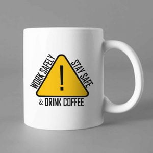 Na obrazku przedstawiony jest biały ceramiczny kubek work and drink coffe - Kubki BHP Proresult