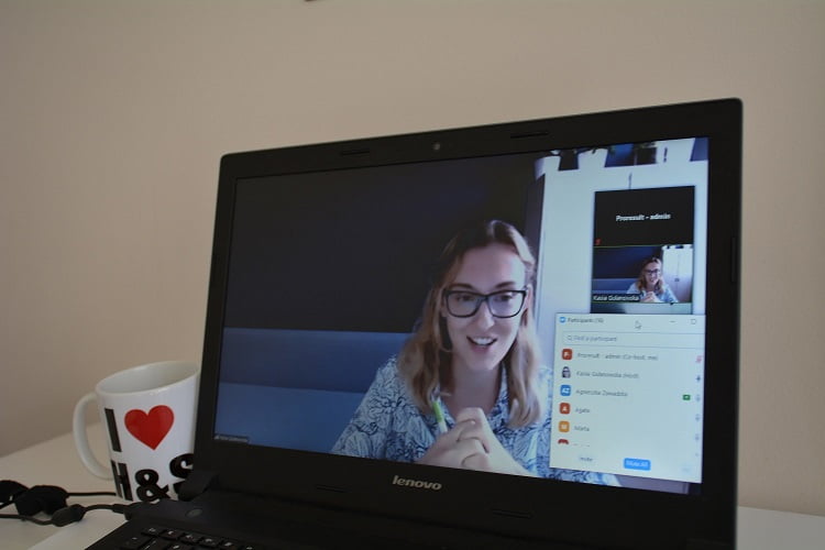 webinar o kulturze bezpieczeństwa i kubek