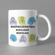 Na obrazku przedstawiony jest biały ceramiczny kubek z napisem "Bezpieczeństwo budujemy wspólnie" - Prezent BHP Proresult