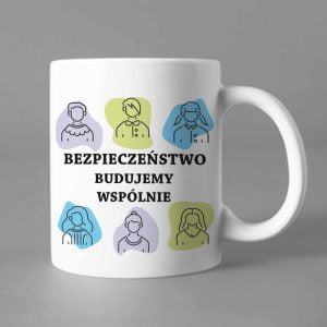 Na obrazku przedstawiony jest biały ceramiczny kubek z napisem "Bezpieczeństwo budujemy wspólnie" - Prezent BHP Proresult