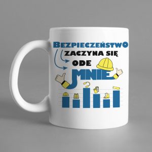 Na obrazku przedstawiono biały ceramiczny kubek z niebieskim nadrukiem i napisem " Bezpieczeństwo zaczyna się ode mnie" - Kultura bezpieczeństwa BHP Proresult