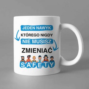 Na obrazku przedstawiono biały ceramiczny kubek z niebieski nadrukiem i napisami -Kubek BHP Proresult
