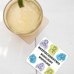 Na obrazku przedstawiony jest kubek z podkładką pod kubek z nadrukiem - Podkładki pod kubek BHP Proresult