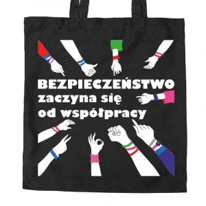 Na obrazku przedstawiono czarną torbę z białym napisem " Bezpieczeństwo zaczyna się od współpracy" - Prezenty w duchu bezpieczeństwa BHP Proresult