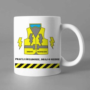 Na obrazku przedstawiono biały ceramiczny kubek z nadrukiem kamizelki odblaskowej i napisami - Konkurs BHP Proresult