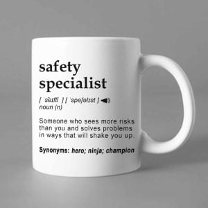 Na obrazku przedstawiono biały ceramiczny kubek z napisem "Safety specialist" - Dzień bezpieczeństwa BHP Proresult