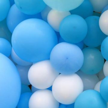 Niebieski i białe balony różnej wielkości - dzień pracownika służby bhp Proresult