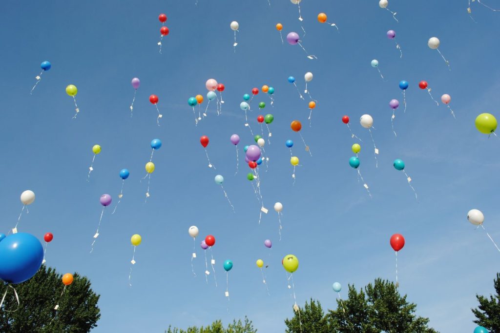 Kolorowe balony unoszące się w powietrzu jako symbol radości