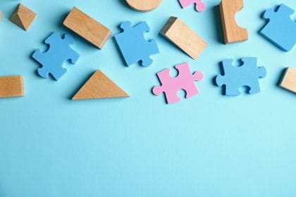 Rozsypane elementy puzzli na niebieskim tle - Proresult