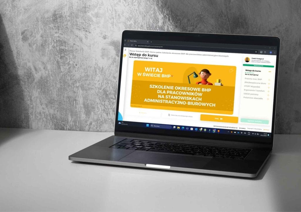 Na biurku stoi laptop, na którego monitorze widać szkolenie okresowe bhp online - Proresult